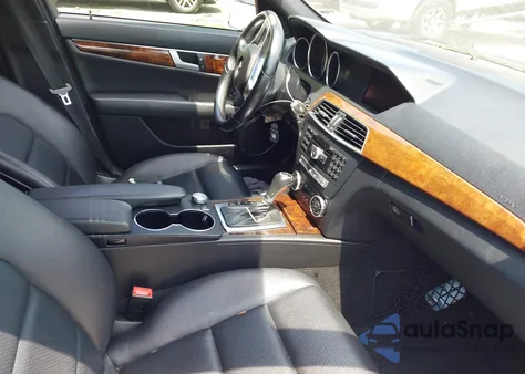 2013 Mercedes-Benz C 300 Luxury 4Matic/Sport 4Matic z USA, uszkodzony, nr VIN WDDGF8AB0DR245383